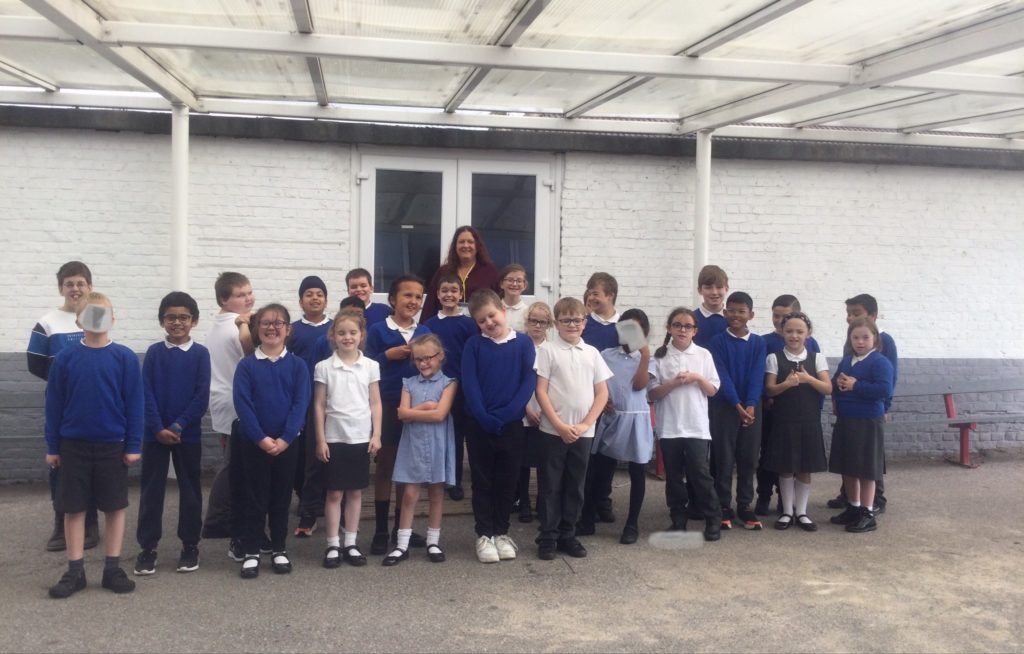 A large group of students are seen photographed together with Para-Triathlete, Tammy Pullen.